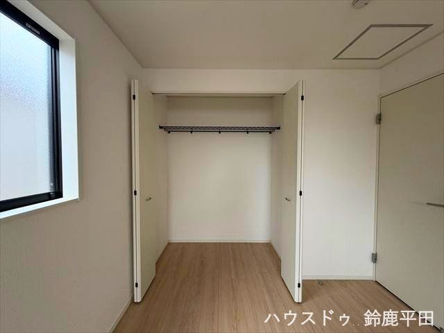 2階南側約7.5帖洋室に設置された収納スペースです。収納力のある広さでお部屋をすっきり保てます。