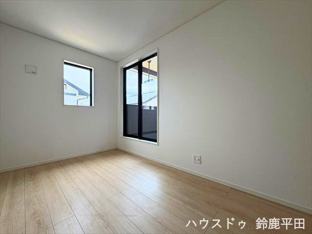 【2階東側約5.5帖洋室】シンプルな間取りで家具のレイアウトがしやすい空間です。