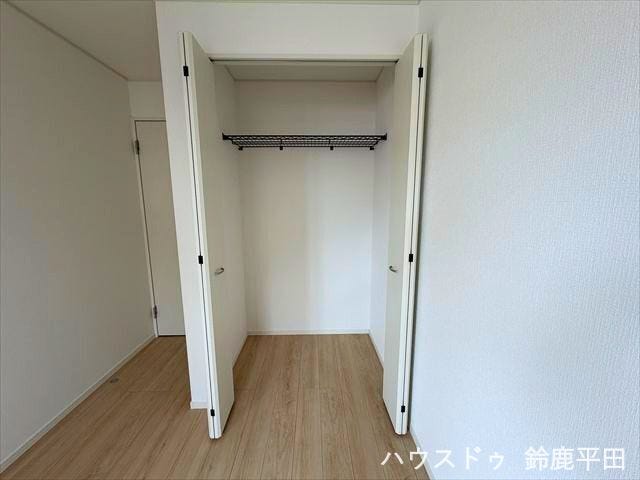 2階東側約5.5帖洋室に設置された収納スペースです。衣服のほかにも日用品や小物なども整理できます。