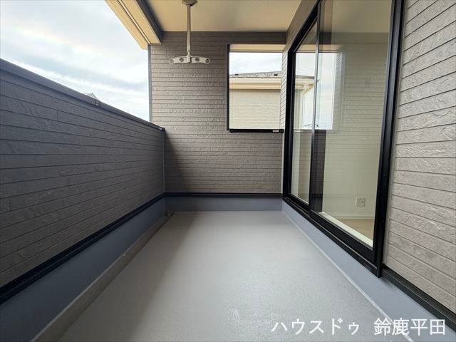 2階東、南側洋室に隣接されたバルコニーです。屋根がついているので毎日の洗濯や子供の遊び場などにも活用できます。