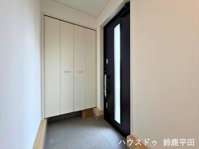 大容量のシューズインクローゼットを備えた玄関です。玄関周りをすっきり保てますね。