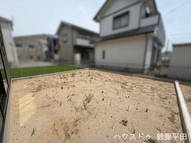 広々とした庭で家庭菜園やガーデニングはもちろん、子供の遊び場などにも活用できます。人工芝やウッドデッキなど設けて自分好みの庭を造ることができます。