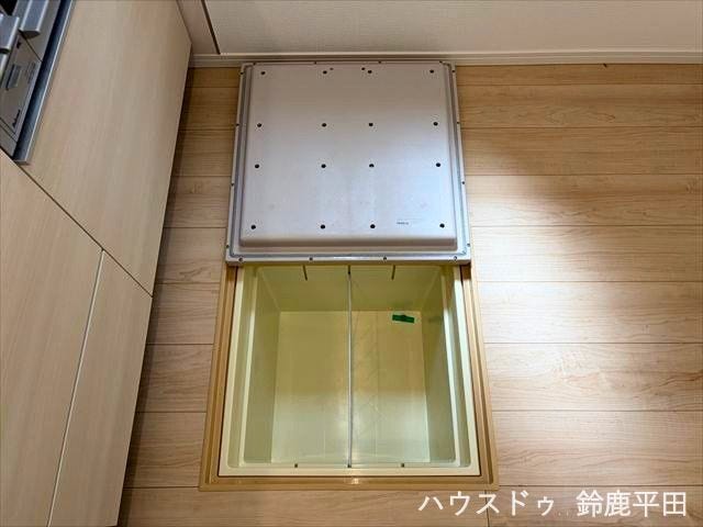 キッチンに設置された床下収納です。食品のストックや非常食などを整理でき、見せない収納として活躍します。
