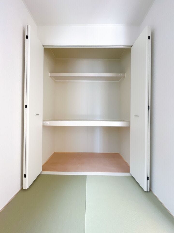 【収納】
扉付きのクローゼットは中身をしっかり隠せるため、生活感を抑えお部屋全体をすっきりと見せることができ、急な来客時にも安心です♪
さらに棚付きの収納があることで、細かな物も整理できます!