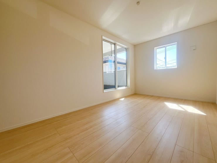 【洋室】
広々としたお部屋は家具の配置やインテリアデザインがしやすく、自分好みの居心地の良い空間を作れます♪
ソファやテレビ台を設置して家族や友人とくつろげるセカンドリビングスペースにもなります!