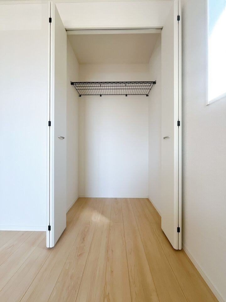 【全室収納付き】
全ての部屋に収納が備わっているため、家族ごとに持ち物を分けて整理しやすく、生活空間をすっきり保てます!
日々の片付けがしやすく、暮らしのリズムが整いやすい嬉しいポイントです♪
