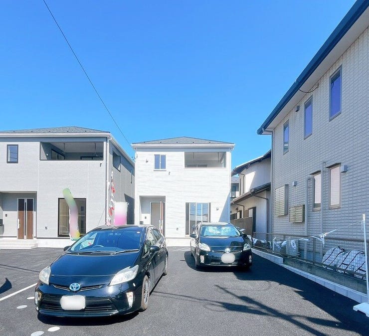 【駐車場 並列2台2列分】
両方の車が独立して駐車できるため、片方の車を移動させる必要がなく効率的に出し入れができます!
車を出し入れする際にバックや切り返しも少なくなるため、駐車が楽になります♪