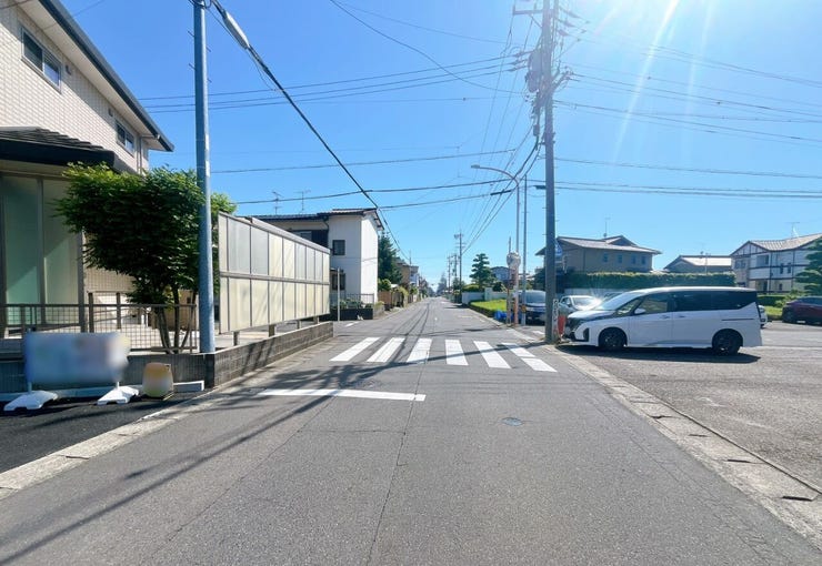 【前面道路】
交通量が少なく静かな環境のため、歩行者や高齢者、お子様にも安心の立地です♪
周辺の騒音も少ないため、落ち着いた雰囲気の中で穏やかな毎日を過ごしたい方にぴったりの住環境です!