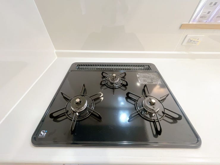 【三口コンロ】
強火、中火、弱火を使い分けて、それぞれに適した調理ができる三口コンロ!
大人数分の料理を手早く準備する際にも便利で、大家族の方やパーティーやイベントのときにも活躍します!
