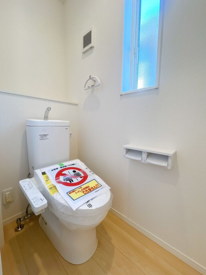【トイレの窓】
トイレに窓があることで自然な空気の流れが生まれ、嫌な臭いをしっかり排出できます!
外からの自然光も取り入れられ、昼間は照明に頼らず明るく快適な空間が広がります♪