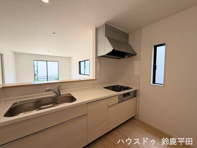 対面式キッチンでリビング、ダイニングの様子を見渡すことができ、料理をしながらでもご家族との会話を楽しめます。