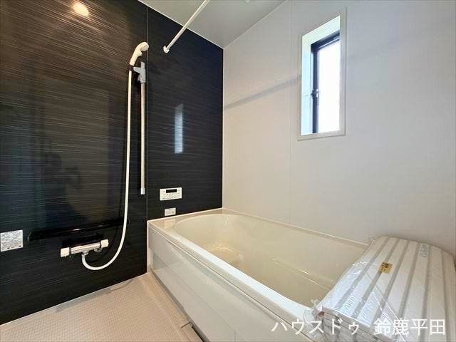 黒のアクセントクロスが特徴の浴室です。ゆとりある浴槽で毎日の疲れがゆっくりとれますね。