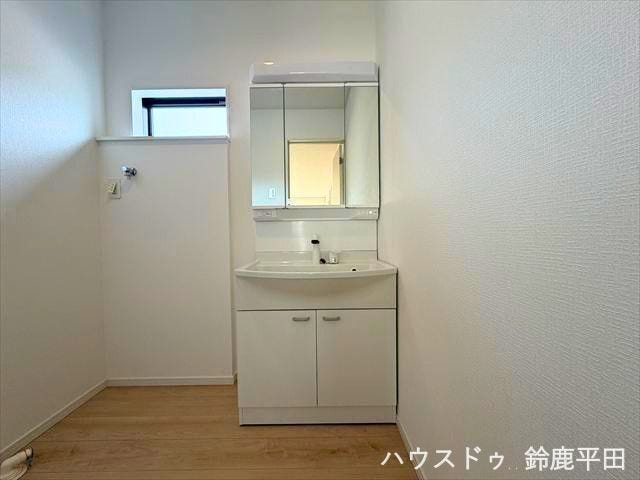 白を基調としたシンプルな洗面台です。三面鏡や収納スペースを備えているので使い勝手がいいですね。
