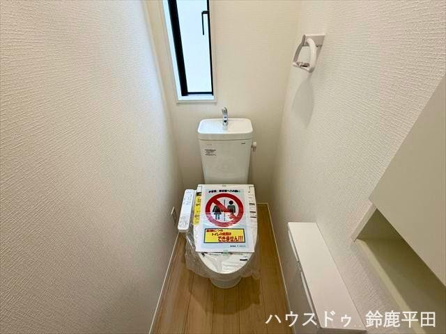 木目調のフローリングが特徴のトイレです。温水便座機能がついているので毎日快適にお使いいただけます。