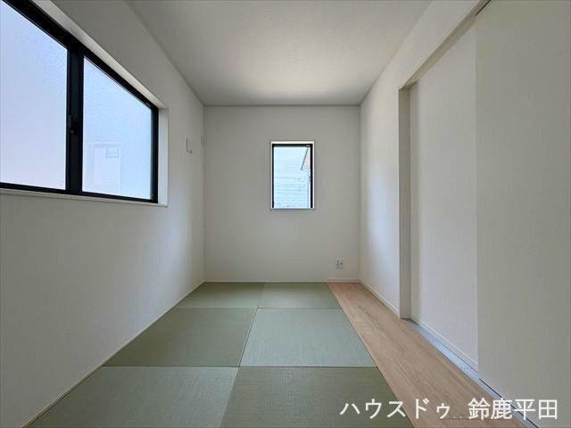 LDKに隣接された約5帖の洋風和室です。扉を開けてリビングと延長して使用できたり、来客用のくつろぎスペースやお昼寝スペースとしても活用できます。