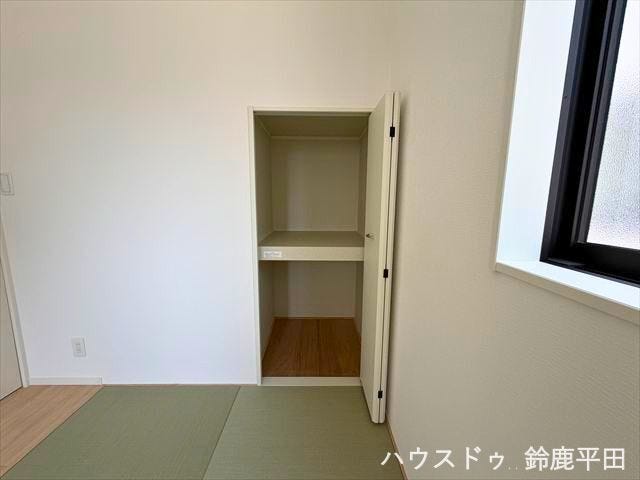 LDKに隣接された洋風和室に設置された収納スペースです。真ん中に棚がついていて用途に合わせて整理ができます。
