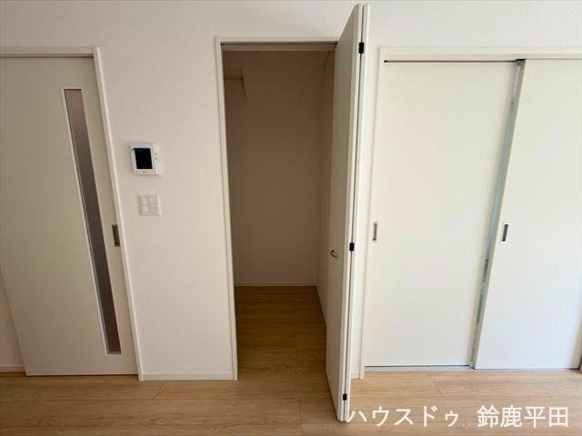 LDKに設置されたファミリークローゼットは家族共用の収納として使いやすく、生活空間をすっきり保てます。