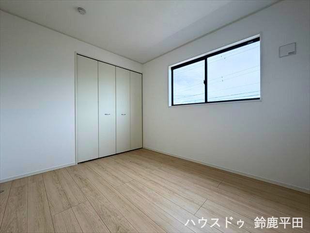 【2階北側約5.2帖洋室】ゆとりあるお部屋で書斎や趣味部屋など多様な用途で活用できます。