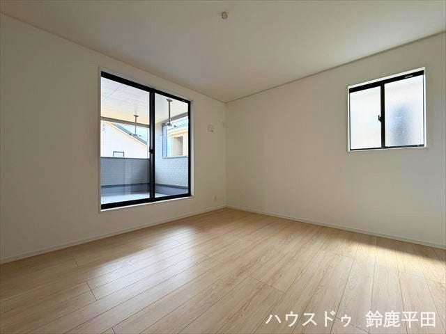 【2階西側約7.5帖洋室】2面採光でバルコニーに面していて、風通しも良く明るく過ごしやすい空間です。