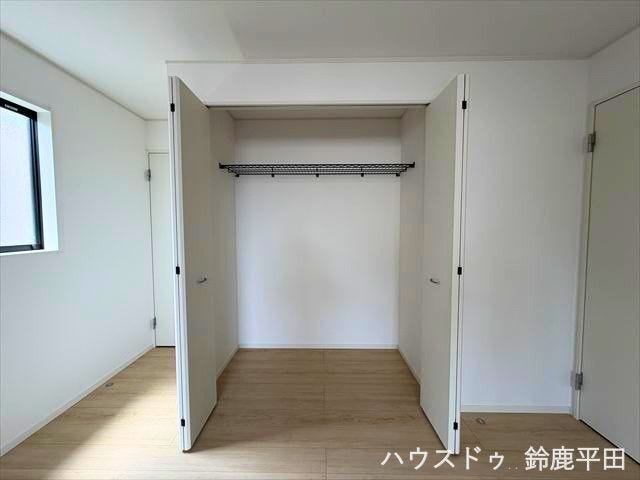 2階西側約7.5帖洋室に大容量の収納スペースを設置。大型の荷物もすっきり整理することができます。