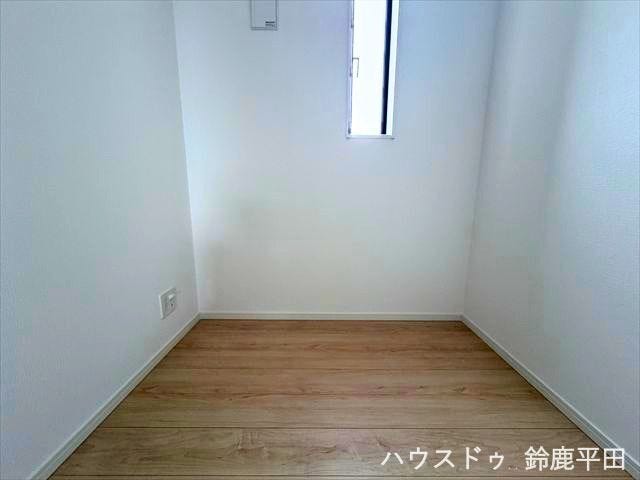 【2階西側テレワークルーム】仕事や勉強を集中しやすい独立した空間です。ライフスタイルに合わせて多目的に活用できます。
