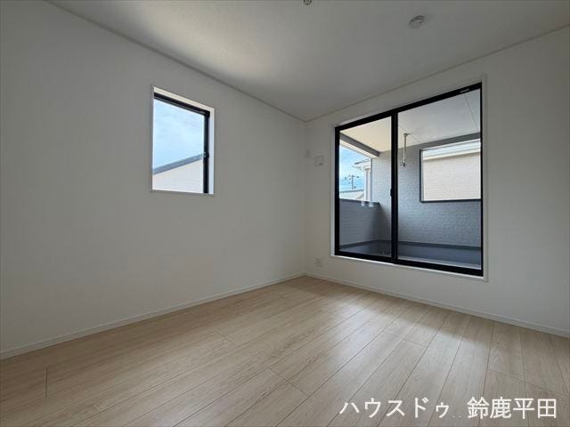 【2階東側約5.7帖洋室】南側にバルコニーが隣接されていて採光、通風が良好な過ごしやすいお部屋です。