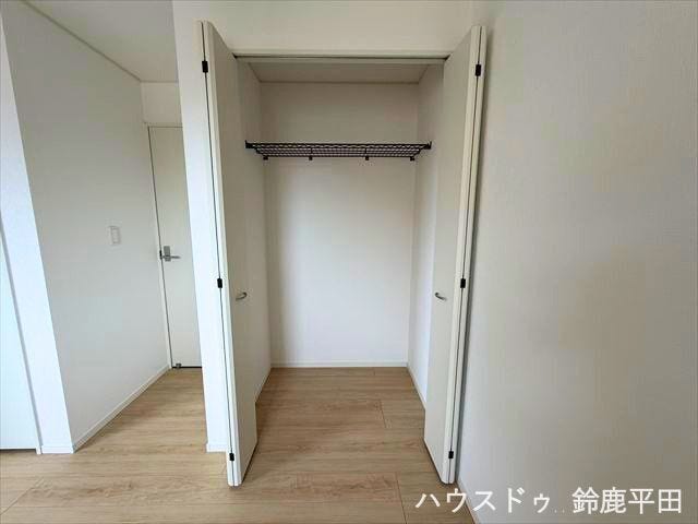 2階東側約5.7帖洋室に設置された収納スペースです。衣服や小物などをすっきり整理できます。