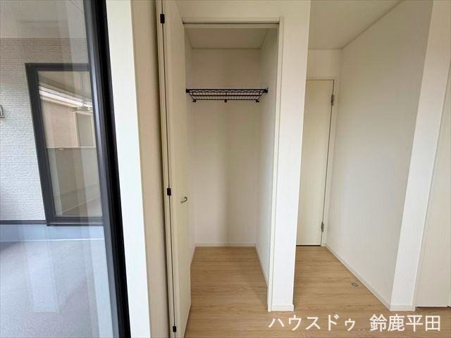 2階東側約5.7帖洋室に設置された収納スペースです。日用品などさまざまなものを整理できます。