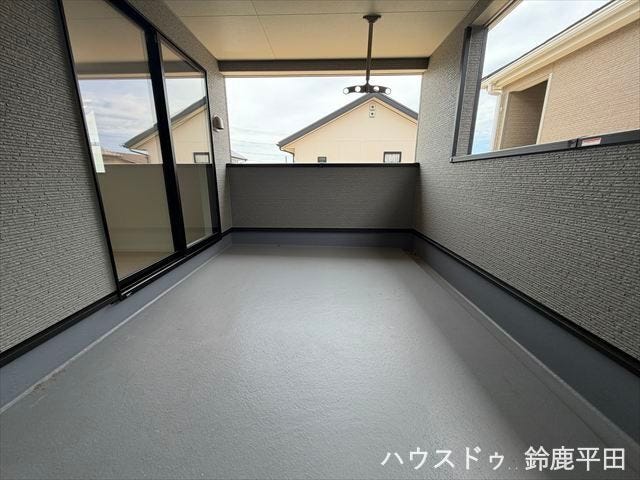 2階東、西側洋室に隣接されたバルコニーです。ゆとりある広さで屋根がついているので毎日の洗濯物を干したり、子供の遊び場としても活用できます。