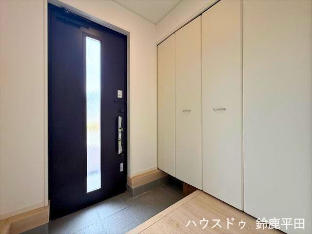 収納力のあるシューズインクローゼットを備えた玄関で、散らかりがちな玄関周りをすっきり保つことができます。
