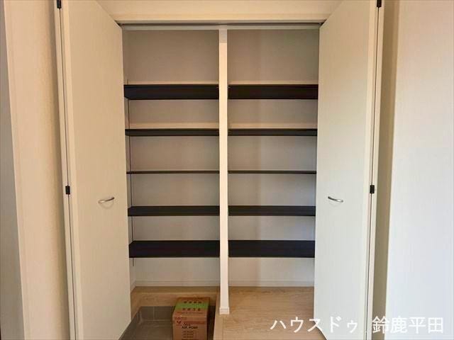 【シューズボックス】大容量に収納ができ、家族ごとに分けて整理できます。