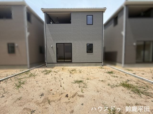 ガーデニングや家庭菜園に最適なゆとりある広さの庭スペースです。人工芝やウッドデッキなどを設けて自分好みの空間を造ることができます。