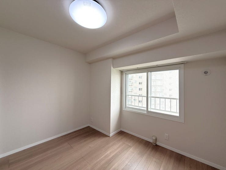 ■洋室(約5.0帖)■
ほどよい広さで使い勝手の良い洋室は、子ども部屋にもぴったり。ベッドやデスクも配置しやすく、学習や遊びのスペースとしても活用でき、成長に合わせて長く使える一室です。