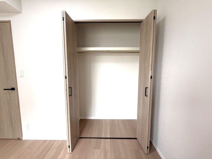 ■クローゼット■
使いやすいサイズ感のクローゼットは、日常使いの衣類をすっきり収納できるちょうど良い容量。必要なものを取り出しやすく、毎日の身支度もスムーズに整います。