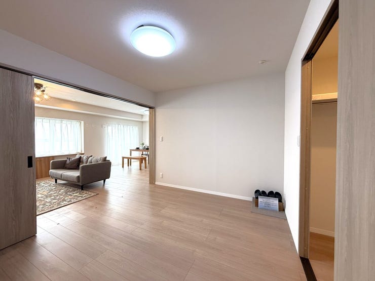 ■洋室(約6.0帖)■
可動間仕切りを活かせば、リビングとゆるやかにつながる開放的な空間に。シーンに応じて空間を仕切れるため、来客時や在宅ワークなど多用途に活躍します。