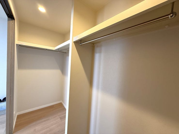 ■ウォークインクローゼット■
ゆとりある広さで、衣類をすっきりと収められるウォークインクローゼット。収納場所がまとまることで居室も広く使え、空間全体を整えやすくなります。