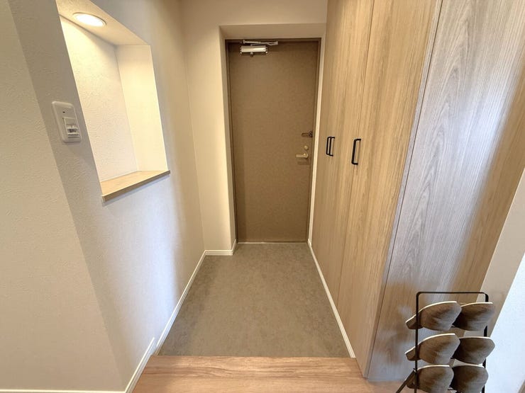 ■玄関■
穏やかなトーンでまとめられた玄関は、外から室内への切り替えが自然にできる空間。ライト付きの棚も備わり、小物や鍵の置き場として便利で、さりげない演出も楽しめます。