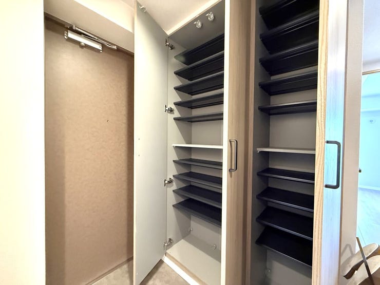 ■シューズクローゼット■
天井まで高さのある棚を備えたシューズクローゼットは、靴をたっぷり収納可能。季節ごとの履き替えにも便利で、玄関まわりをすっきり整えやすい使い勝手の良い空間です。