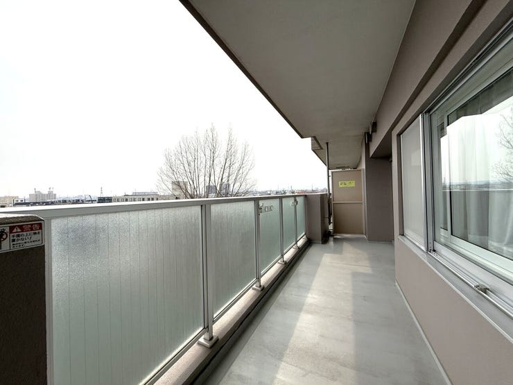 ■バルコニー■
リビングに面したバルコニーは、室内に心地よい光と風を取り込み、空間に広がりをプラス。外の空気を感じながら、ゆったりとした時間も楽しめるスペースです。