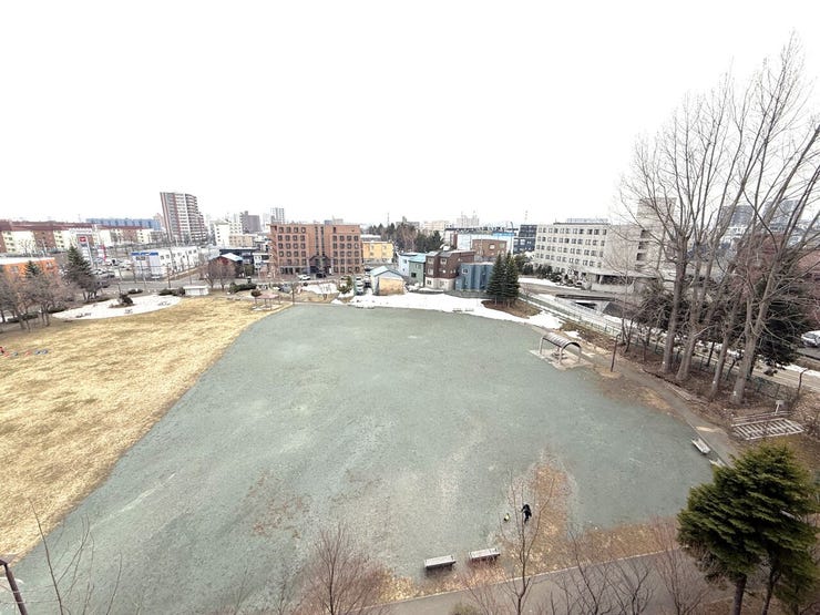 ■眺望■
7階からの眺望は前面に広場が広がり、視界を遮るものが少ない開放的なロケーション。遠くまで抜ける見晴らしと広がりが、日常にゆとりと心地よさをもたらします。