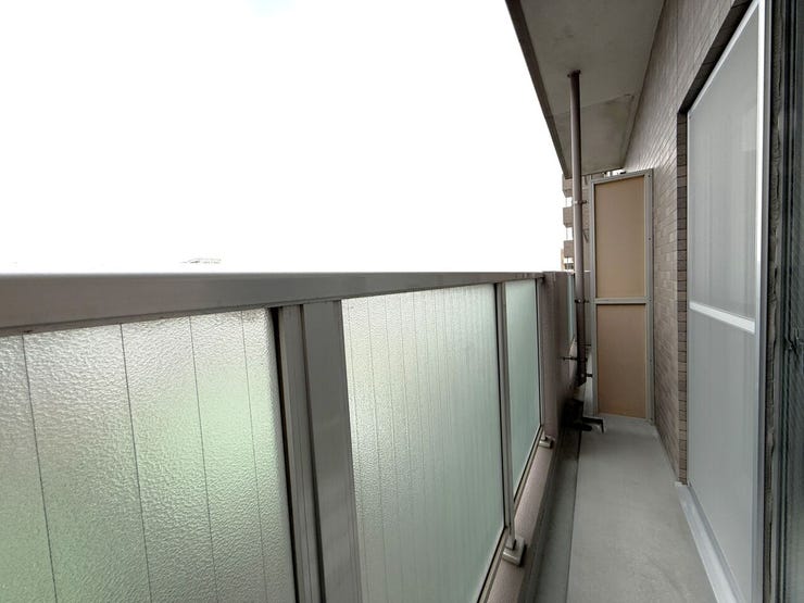 ■バルコニー■
洋室に面したコンパクトなバルコニー。外の空気を気軽に感じられ、ちょっとしたリフレッシュにも◎。居室とつながることで空間に広がりをもたらしてくれます。