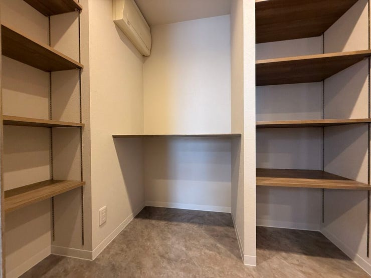 ■パントリー■
キッチン奥に食品や日用品のストックに便利なパントリーを備えています。キッチンまわりをすっきり保て、まとめ買いにも対応でき、毎日の家事効率も高まる嬉しい収納スペースです。