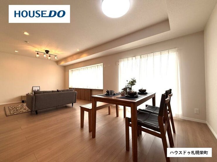 ■LDK(約18.8帖)■
南東向きバルコニーに面したLDKは、やわらかな自然光が差し込む心地よい空間。眺望も良好で開放感があり、食事やくつろぎの時間もゆったり過ごせる、居心地の良いリビングです。