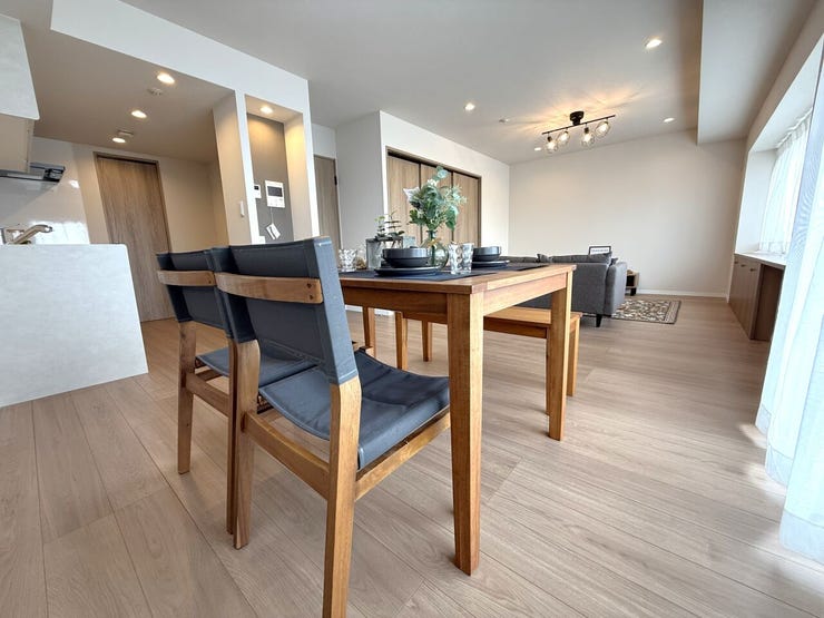 ■LDK(約18.8帖)■
ゆとりあるダイニングスペースは、家族で食卓を囲む時間を大切にできる空間。LDK全体にも広がりがあり、会話も弾む、心地よいひとときを過ごせます。