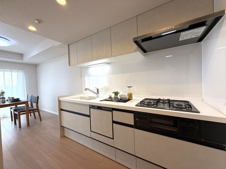 ■キッチン■
LDKに自然に溶け込むキッチンは、無駄のない動線で使い勝手良好。ダイニングとの距離感も程よく、配膳や片付けもスムーズに行え、毎日の家事を快適にこなせます。