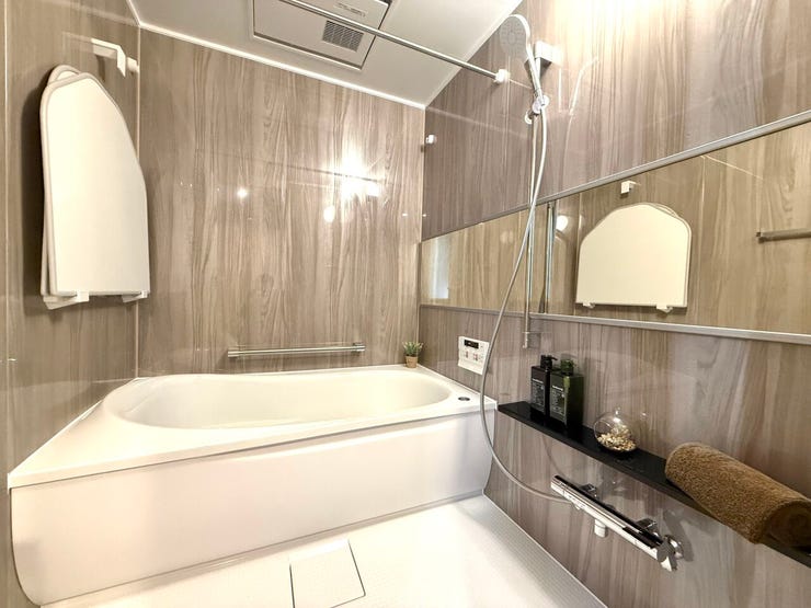 ■浴室■
横長ミラーを備えた広々とした浴室は、空間に奥行きと開放感を演出。ゆったり足を伸ばしてくつろげる設計で、日々の疲れを癒す心地よいバスタイムが叶います。