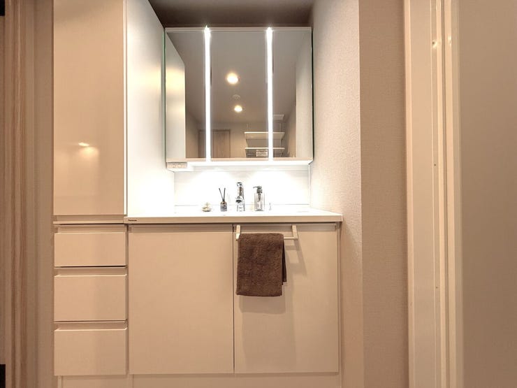 ■洗面台■
三面鏡の間にライトを備えた洗面台は、顔まわりを明るく照らし身支度も快適。収納も豊富で、化粧品や日用品はもちろん、タオル類もすっきり収まる使い勝手の良い空間です。