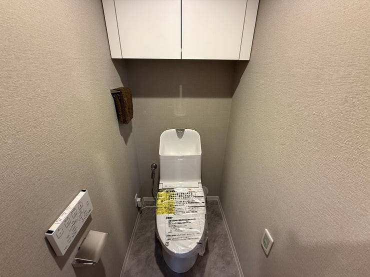 ■温水洗浄便座付きトイレ■
快適に使える温水洗浄便座を備えたトイレ。上部には棚もあり、トイレットペーパーや小物をすっきり収納可能。落ち着いた空間で、毎日気持ちよく使えます。