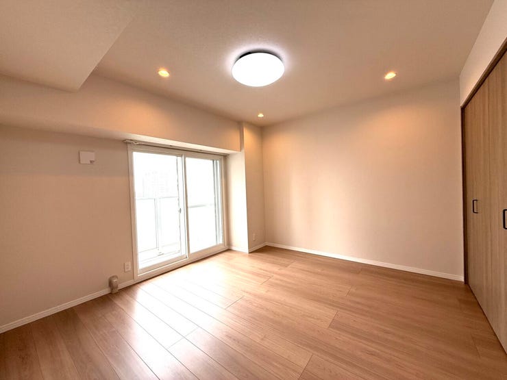 ■洋室(約7.5帖)■
リビングとは反対側にバルコニーを備えた洋室。独立性のある配置で、落ち着いた時間を過ごせる空間。約7.5帖のゆとりある広さで、主寝室にもおすすめです。