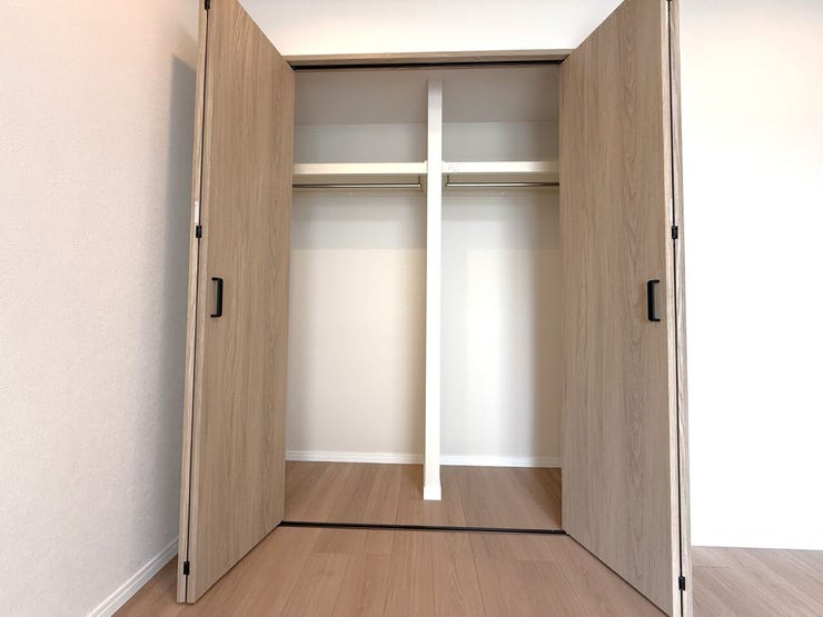 ■クローゼット■
棚とハンガーパイプを備えたクローゼットは、衣類を掛ける・畳むを使い分けできる便利な収納。整理整頓しやすく、日々の使い勝手にも配慮された空間です。